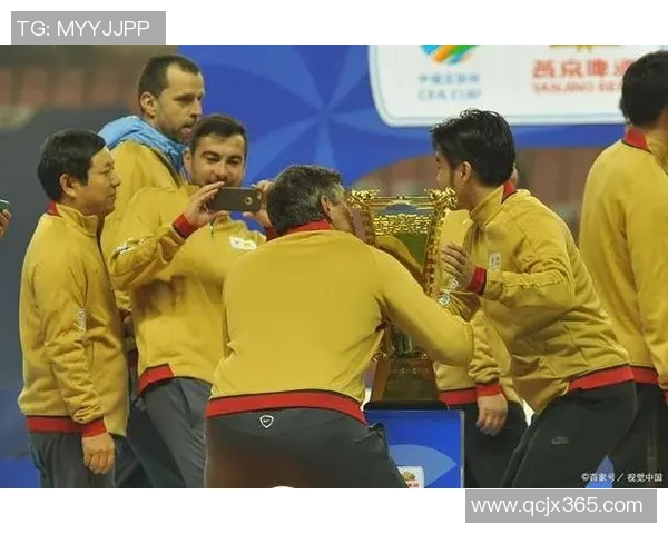 杭州亚运会羽毛球队展现卓越团队协作精神与拼搏精神的精彩表现